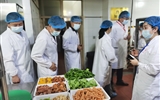 嚴格落實學(xué)校主體責(zé)任，堅決筑牢食品安全防線