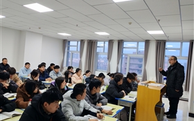 校長李海軍深入聯(lián)系班級、宿舍、課堂與學(xué)生談?chuàng)?dāng)、話成長